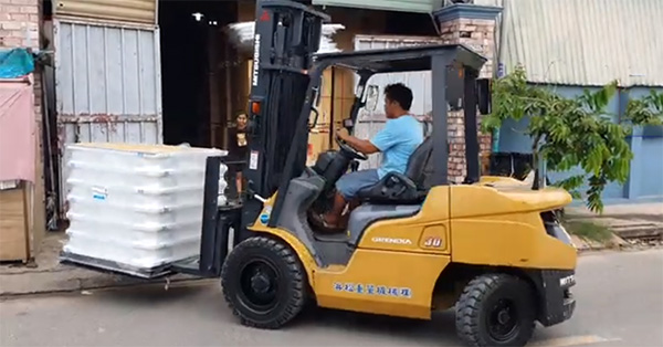 Xe nâng dầu 3 tấn tại Bắc Ninh